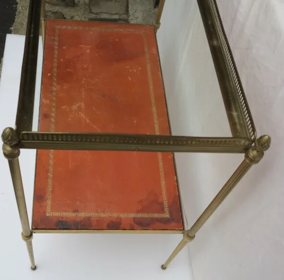 1970′ Étagère en Bronze avec Galerie Maison Baguès et 2 Plateaux Vitre et Gainés de Cuir Beige