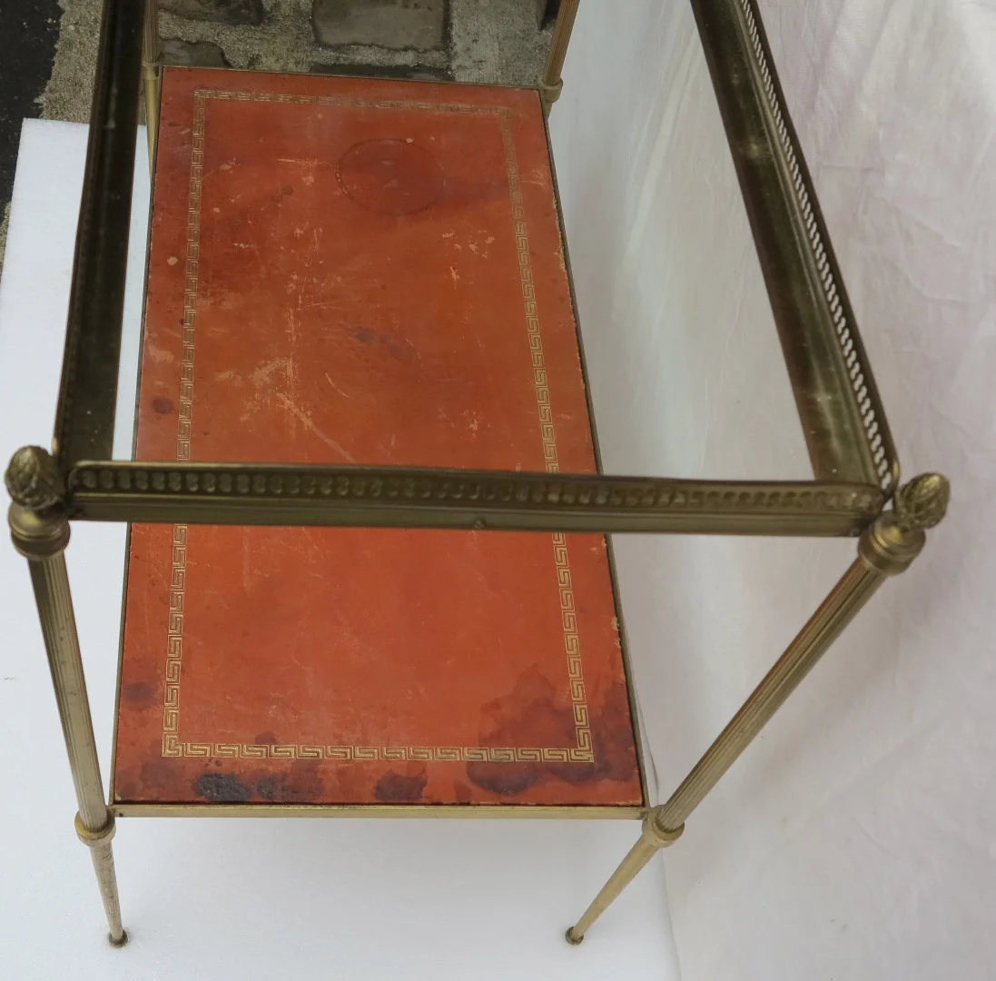 1970′ Étagère en Bronze avec Galerie Maison Baguès et 2 Plateaux Vitre et Gainés de Cuir Beige
