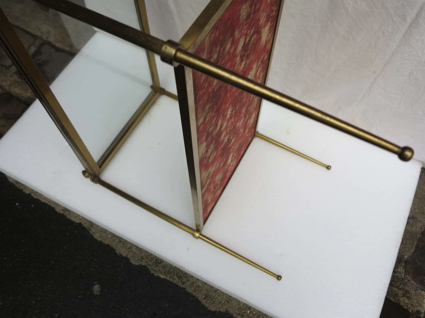 1970′ Étagère en Bronze avec Galerie Maison Baguès et 2 Plateaux Vitre et Gainés de Cuir Beige