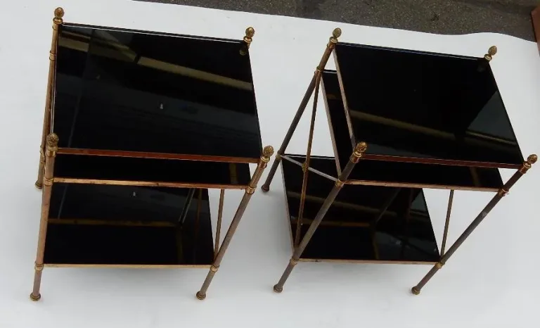 1950/70′ Paire d’Étagères en Laiton à 3 Niveaux Maison Baguès à Croisillons Plateaux Opaline Noire