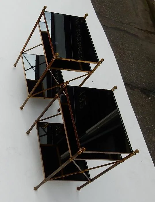 1950/70′ Paire d’Étagères en Laiton à 3 Niveaux Maison Baguès à Croisillons Plateaux Opaline Noire