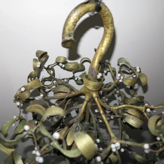 Lustre Boule de Gui Art Nouveau à 4 Ampoules en Bronze et Perles Opaline