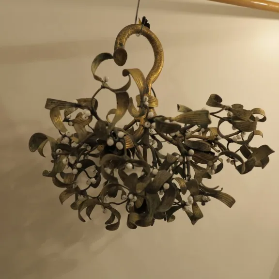 Lustre Boule de Gui Art Nouveau à 4 Ampoules en Bronze et Perles Opaline