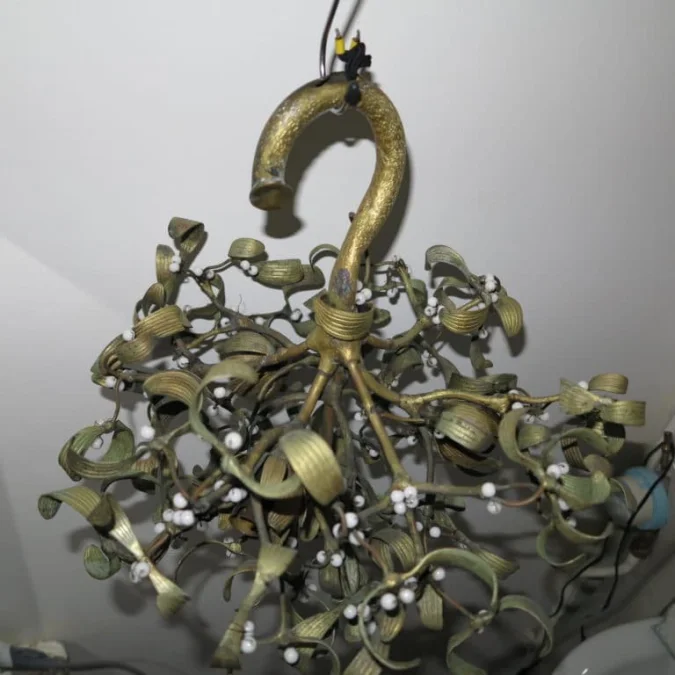 Lustre Boule de Gui Art Nouveau à 4 Ampoules en Bronze et Perles Opaline