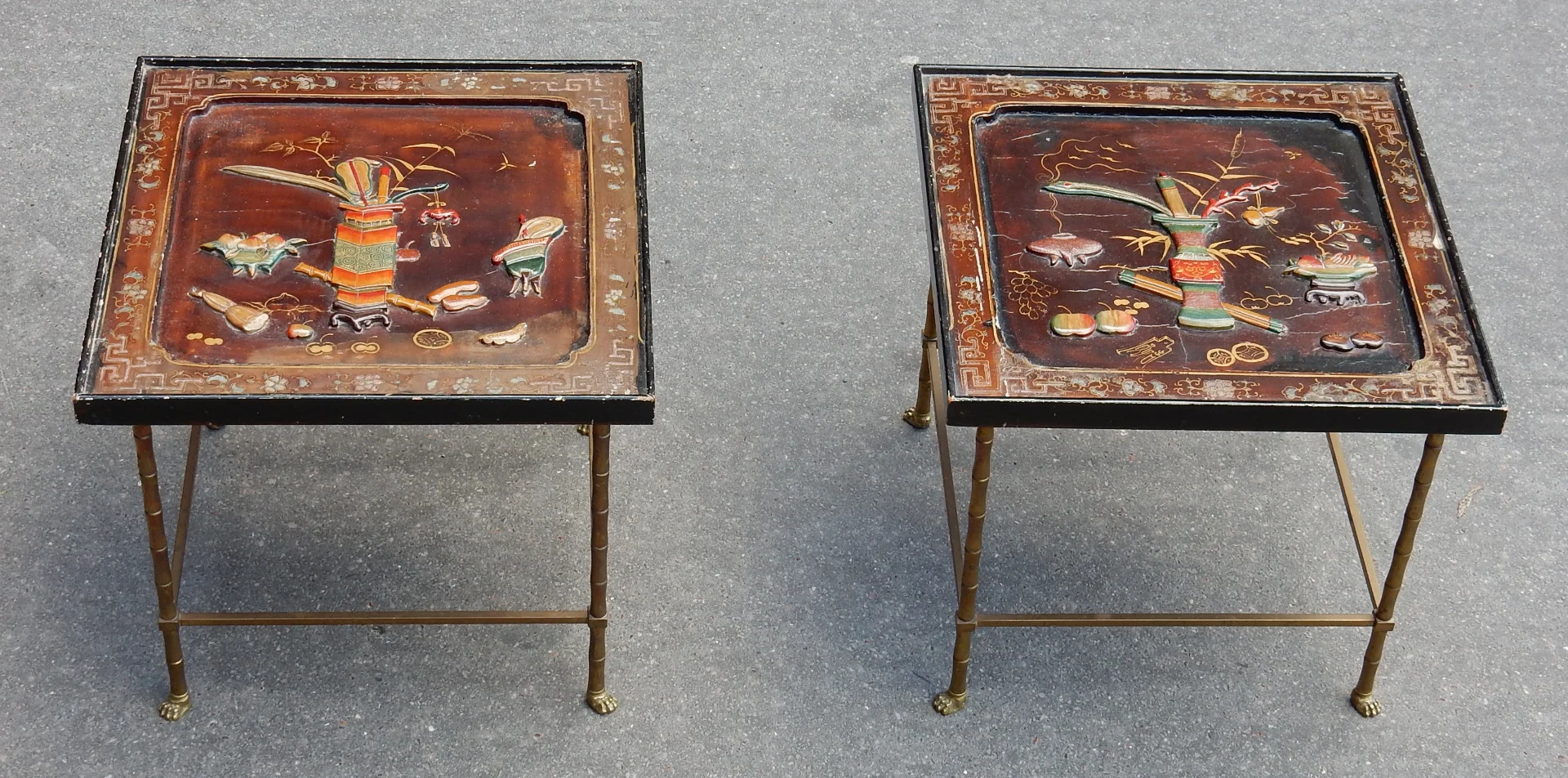 1950/70′ Paire de Bouts de Canapés Bronze Décor Bambou, Plateau Laque de Chine Style Maison Baguès