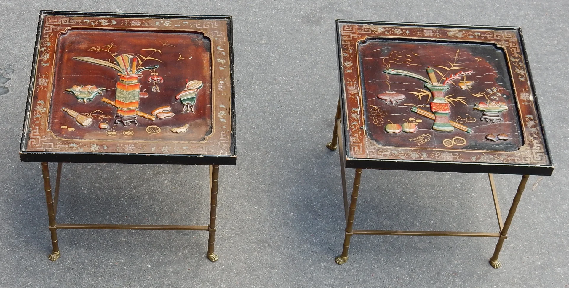 1950/70′ Paire de Bouts de Canapés Bronze Décor Bambou, Plateau Laque de Chine Style Maison Baguès