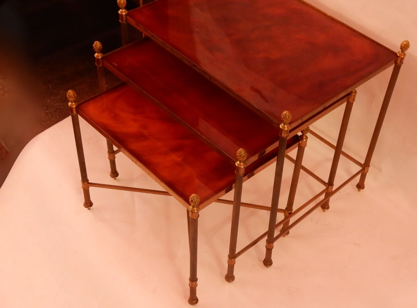 1970′ Série De 3 Tables Gigognes Maison Baguès En Bronze Doré, 3 Plateaux Bakélite Façon Ambré