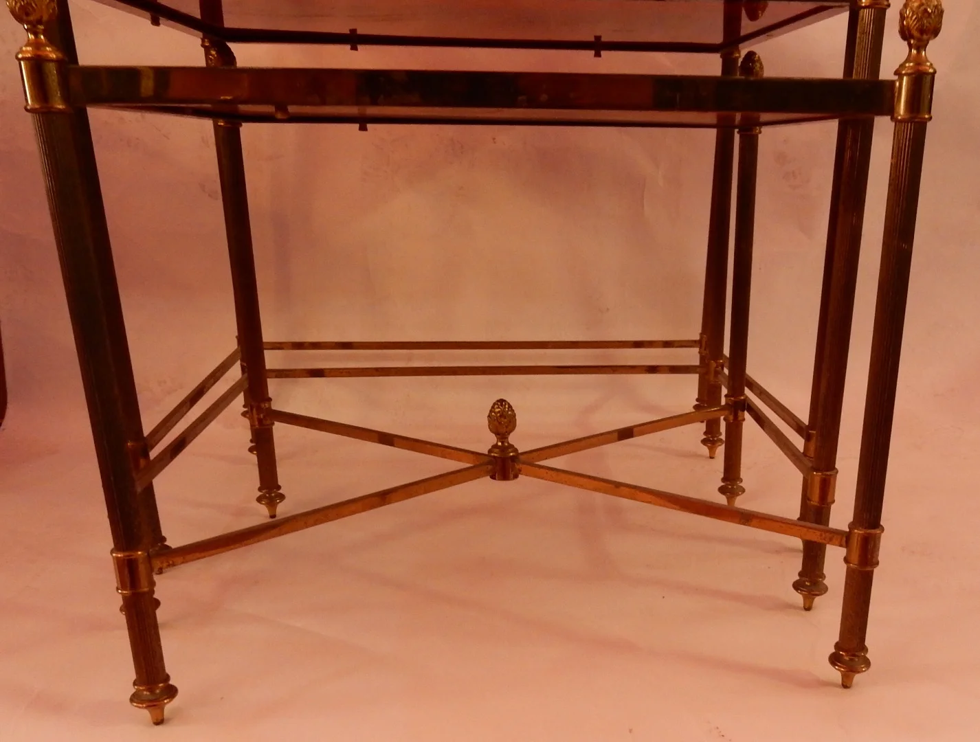 1970′ Série De 3 Tables Gigognes Maison Baguès En Bronze Doré, 3 Plateaux Bakélite Façon Ambré