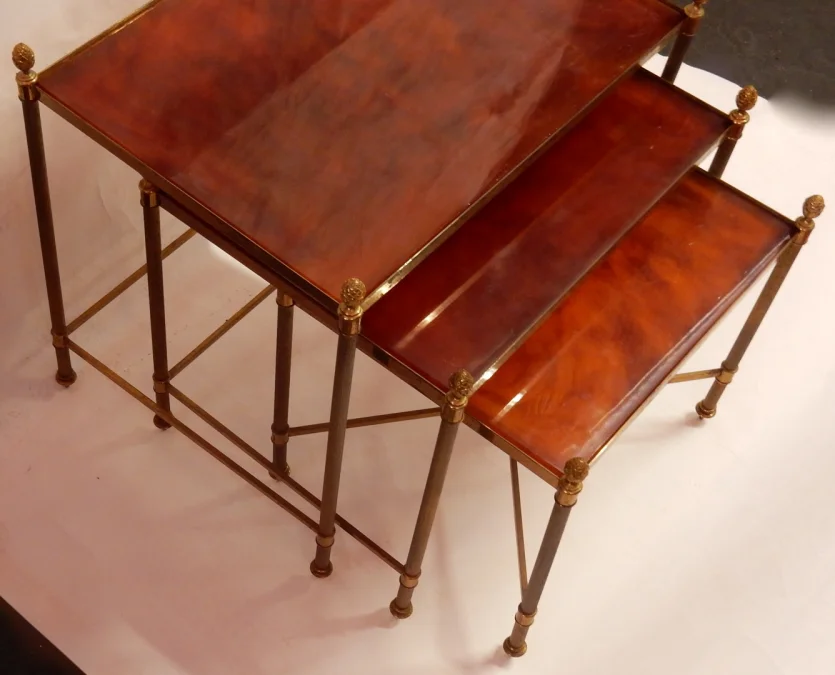 1970′ Series Of 3 Maison Baguès Nesting Tables In Gilt Bronze, 3 Amber-style Bakelite Trays