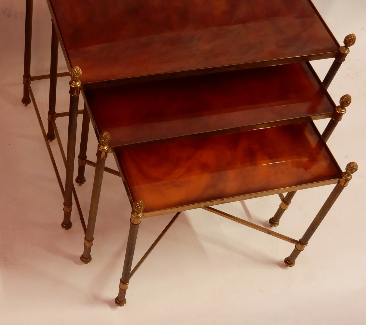1970′ Série De 3 Tables Gigognes Maison Baguès En Bronze Doré, 3 Plateaux Bakélite Façon Ambré