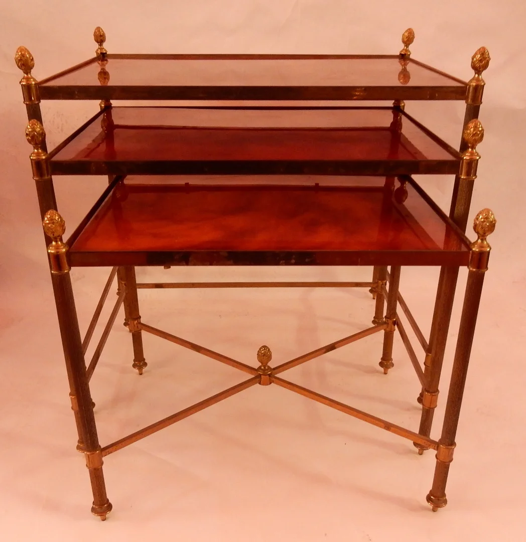 1970′ Série De 3 Tables Gigognes Maison Baguès En Bronze Doré, 3 Plateaux Bakélite Façon Ambré
