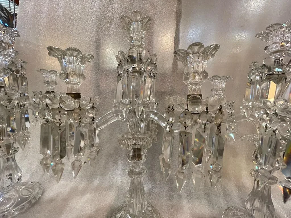 1950′ Série de 3 Chandeliers 3 Branches Socles Perlés Et Signés En Relief BACCARAT