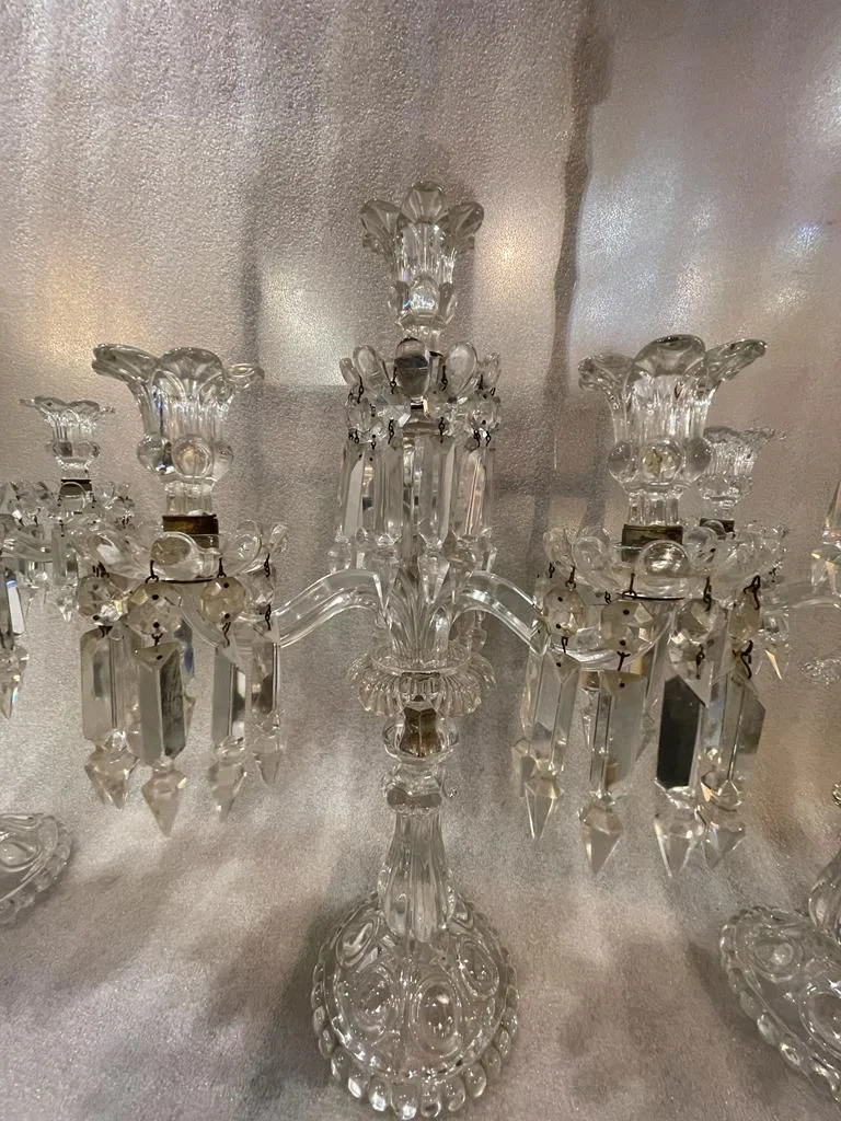 1950′ Série de 3 Chandeliers 3 Branches Socles Perlés Et Signés En Relief BACCARAT