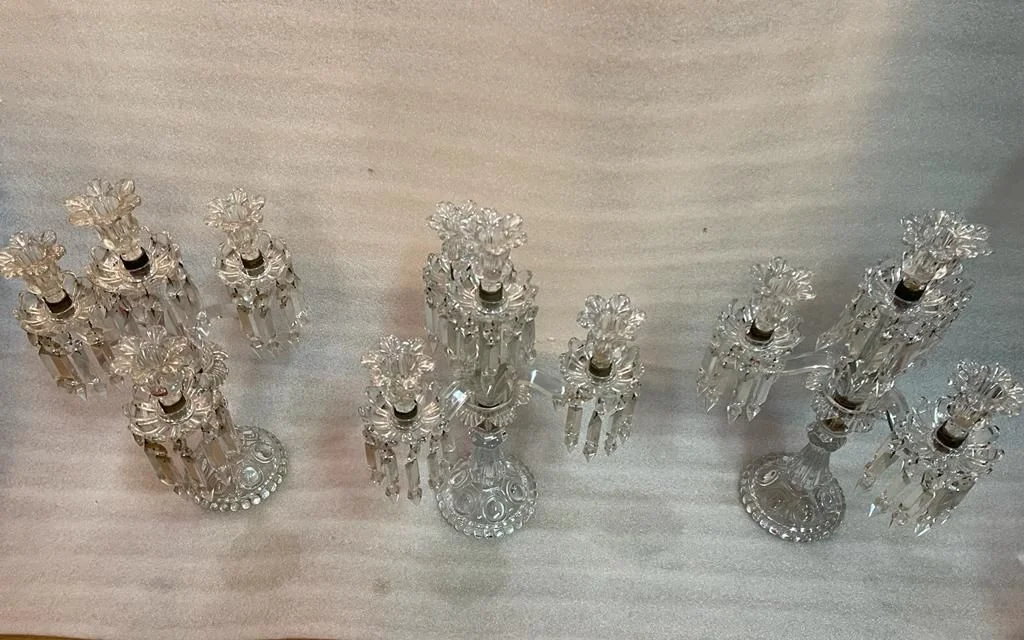 1950′ Série de 3 Chandeliers 3 Branches Socles Perlés Et Signés En Relief BACCARAT