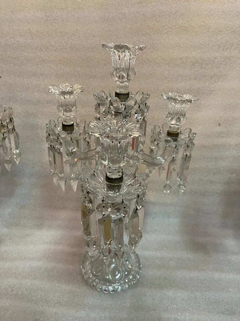 1950′ Série de 3 Chandeliers 3 Branches Socles Perlés Et Signés En Relief BACCARAT
