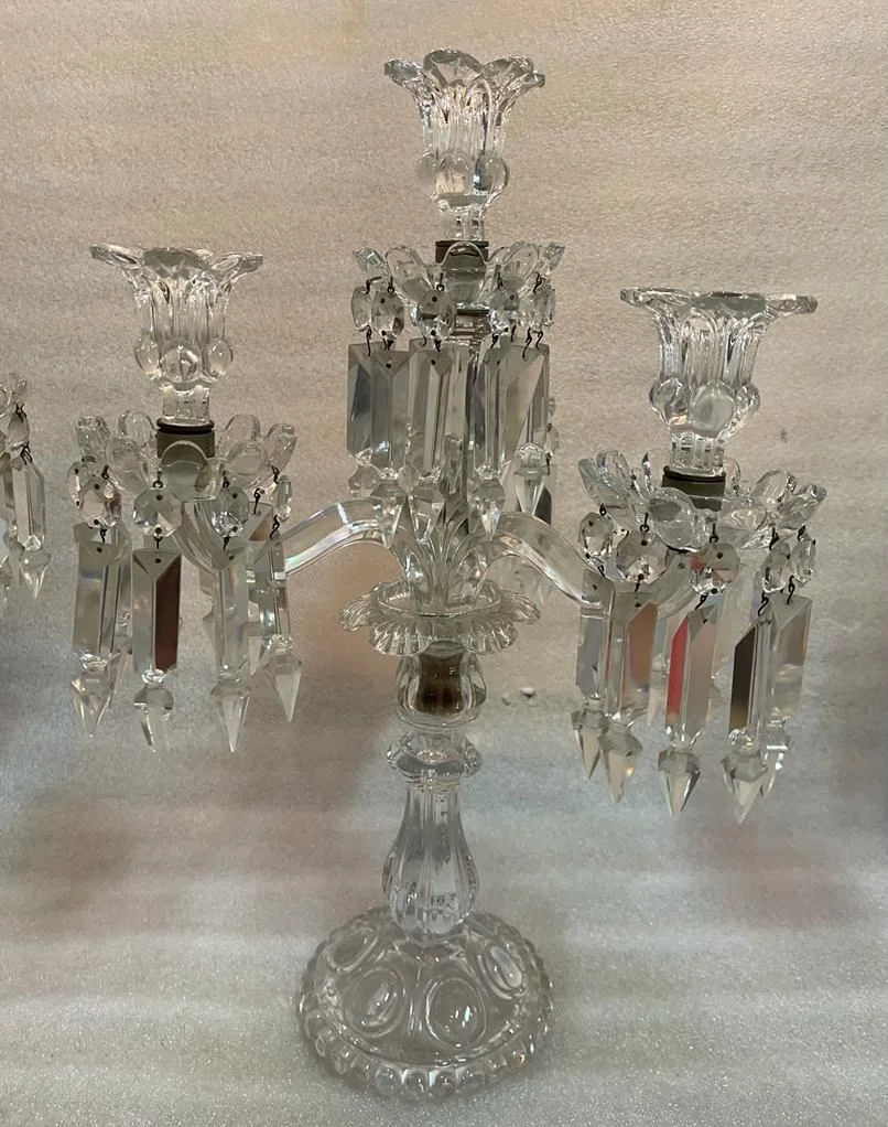 1950′ Série de 3 Chandeliers 3 Branches Socles Perlés Et Signés En Relief BACCARAT
