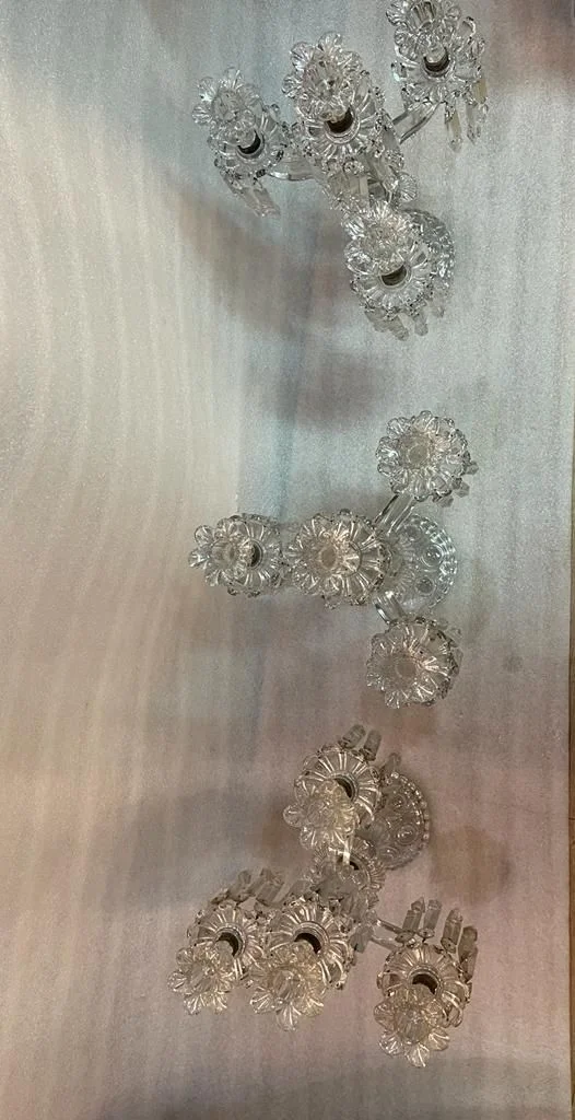 1950′ Série de 3 Chandeliers 3 Branches Socles Perlés Et Signés En Relief BACCARAT
