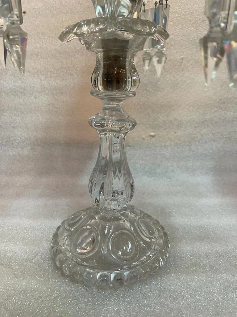 1950′ Série de 3 Chandeliers 3 Branches Socles Perlés Et Signés En Relief BACCARAT