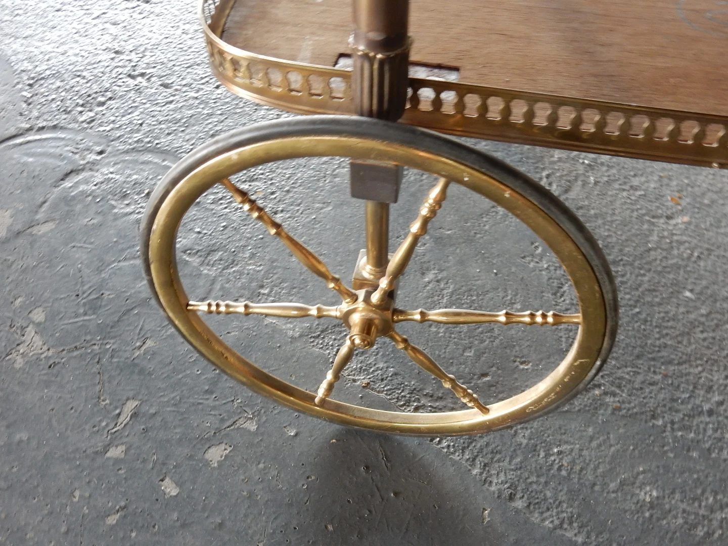 1970′ Bar Roulant en Bronze et Laiton Doré Maison Jansen 3 Roues