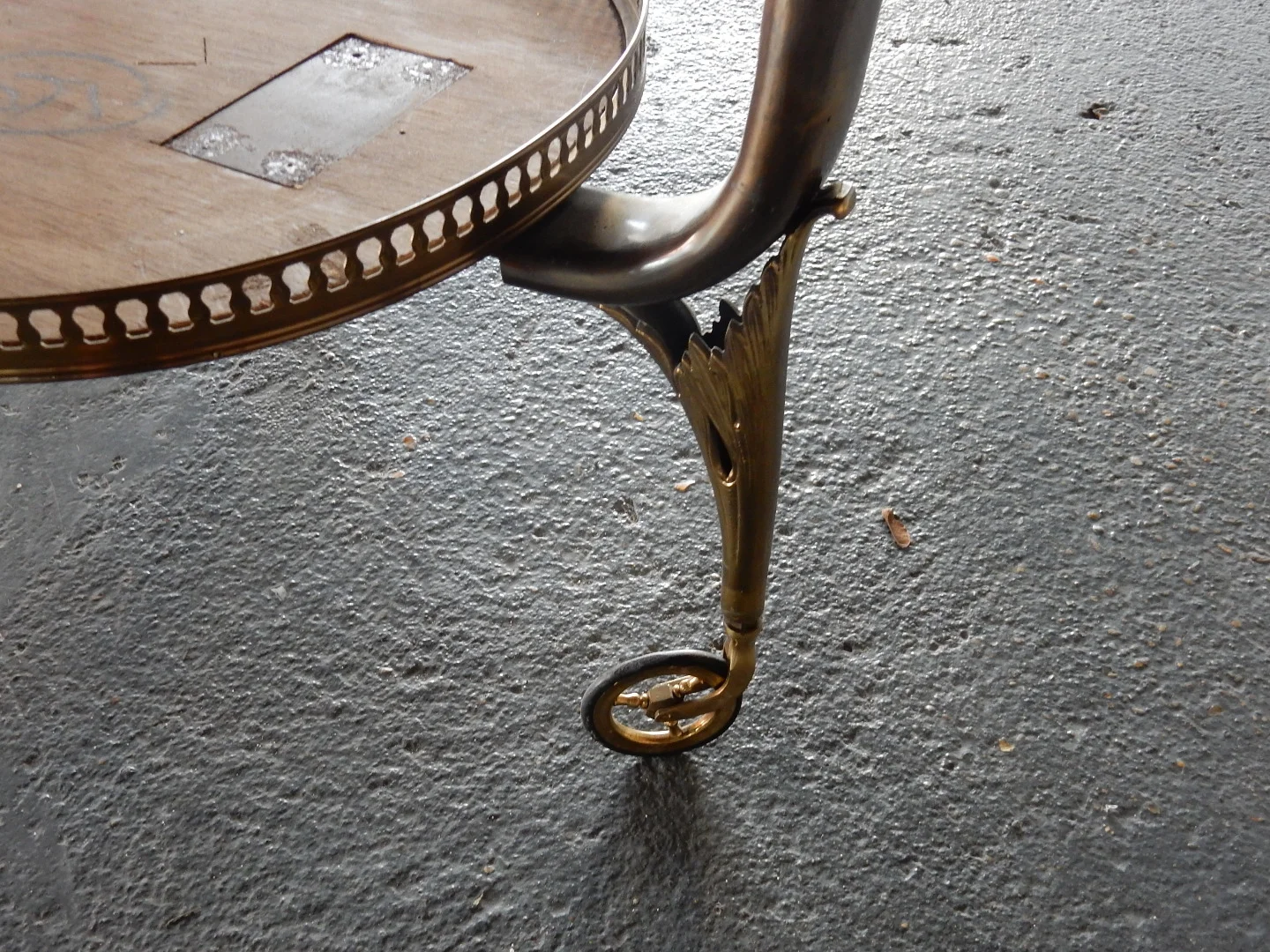 1970′ Bar Roulant en Bronze et Laiton Doré Maison Jansen 3 Roues