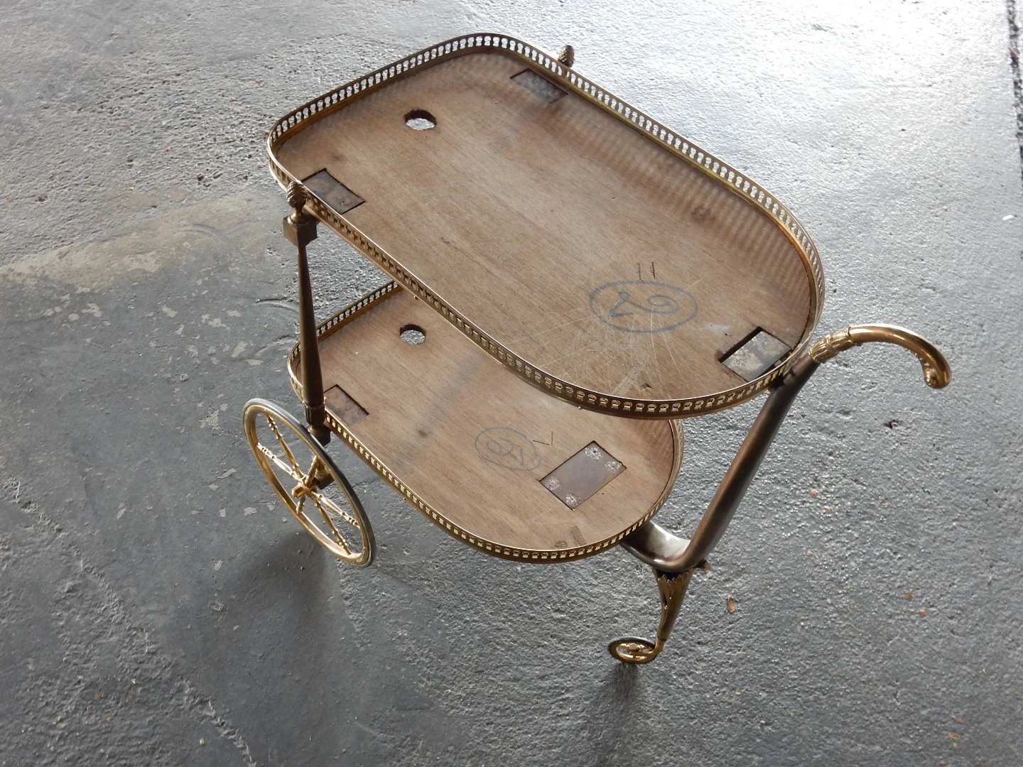 1970′ Bar Roulant en Bronze et Laiton Doré Maison Jansen 3 Roues