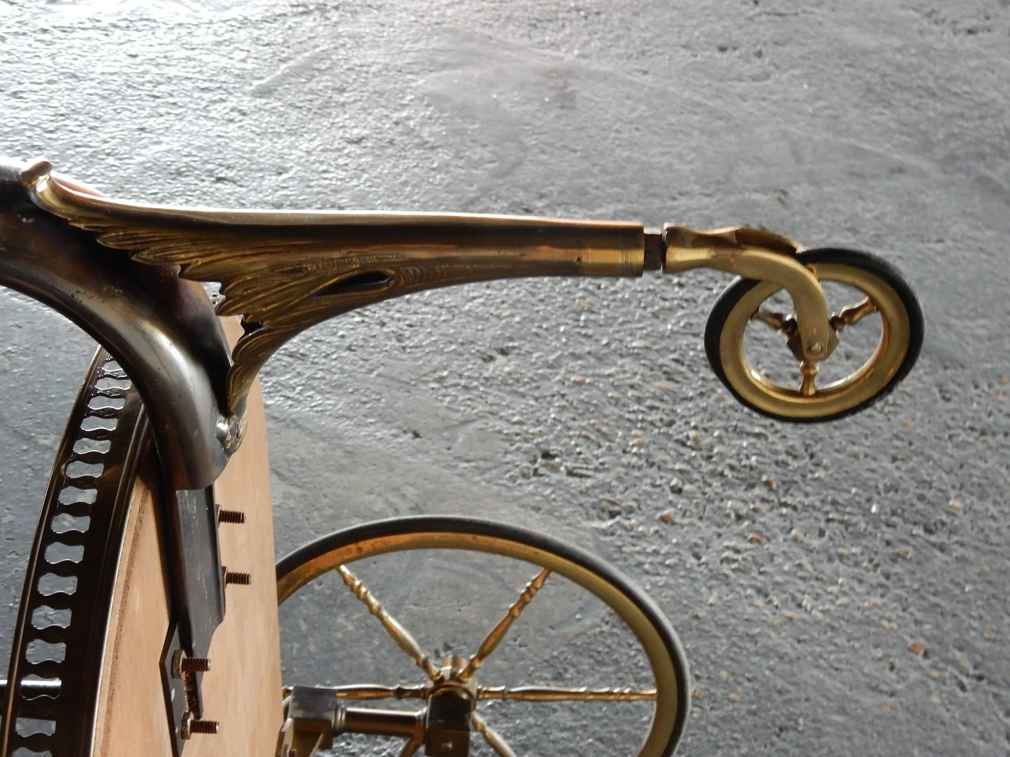 1970′ Bar Roulant en Bronze et Laiton Doré Maison Jansen 3 Roues