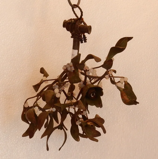 1900' Lustre Boule de Gui en Bronze Art Nouveau a 2 Lampes Diametre 34 cm