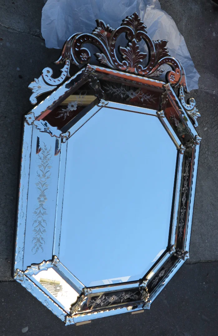 Miroir Venise Octogonal à Fronton avec Fleurs Gravées