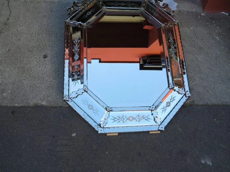 Miroir Venise Octogonal à Fronton avec Fleurs Gravées