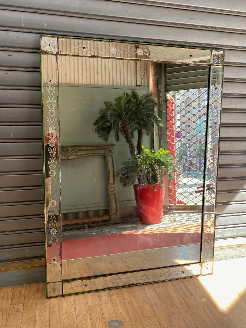 1900/20′Pair of Venice Mirrors with Flowers and Sober