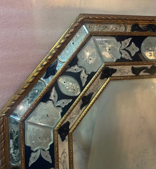 1970/80 Miroir Venise Octogonal Style Louis 14 Pareclose Bois Doré Avec Ornements En Verre Bleu Et Miroirs Oxydés
