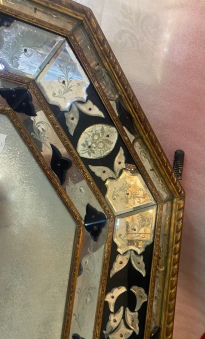 1970/80 Miroir Venise Octogonal Style Louis 14 Pareclose Bois Doré Avec Ornements En Verre Bleu Et Miroirs Oxydés
