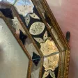 1970/80 Miroir Venise Octogonal Style Louis 14 Pareclose Bois Doré Avec Ornements En Verre Bleu Et Miroirs Oxydés