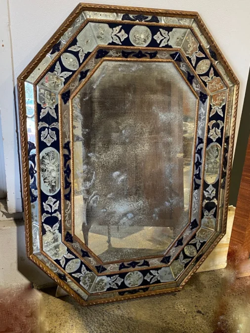 1970/80 Miroir Venise Octogonal Style Louis 14 Pareclose Bois Doré Avec Ornements En Verre Bleu Et Miroirs Oxydés