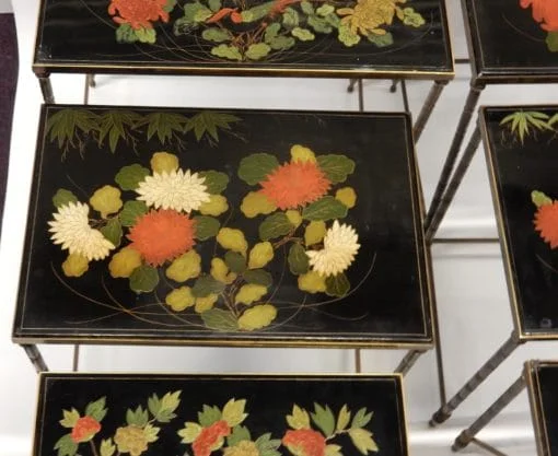1970s Pair of Nesting Tables (Set of 3) in the Style of Maison Baguès, Bamboo Design in Gilded Bronze, Black Lacquered Chinese-Style Tops with Floral and Bird Decorations