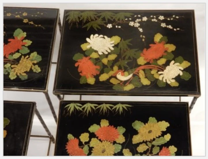 1970s Pair of Nesting Tables (Set of 3) in the Style of Maison Baguès, Bamboo Design in Gilded Bronze, Black Lacquered Chinese-Style Tops with Floral and Bird Decorations