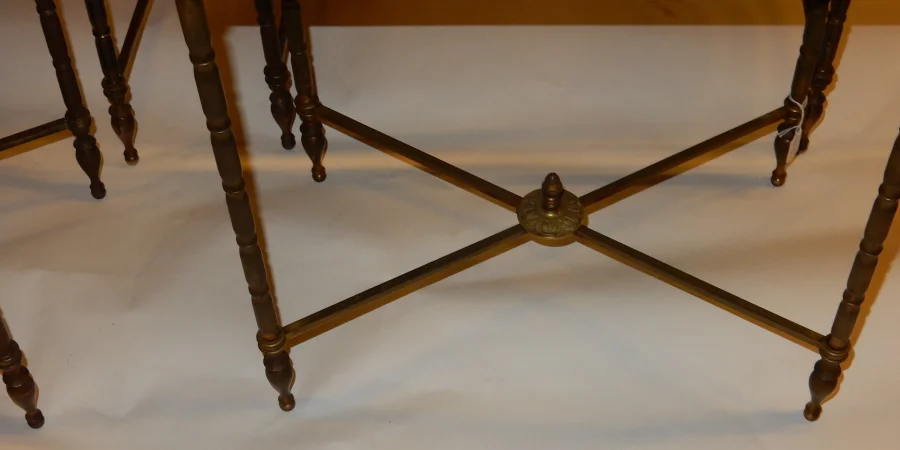 1970s Pair of Nesting Tables (Set of 3) in the Style of Maison Baguès, Bamboo Design in Gilded Bronze, Black Lacquered Chinese-Style Tops with Floral and Bird Decorations