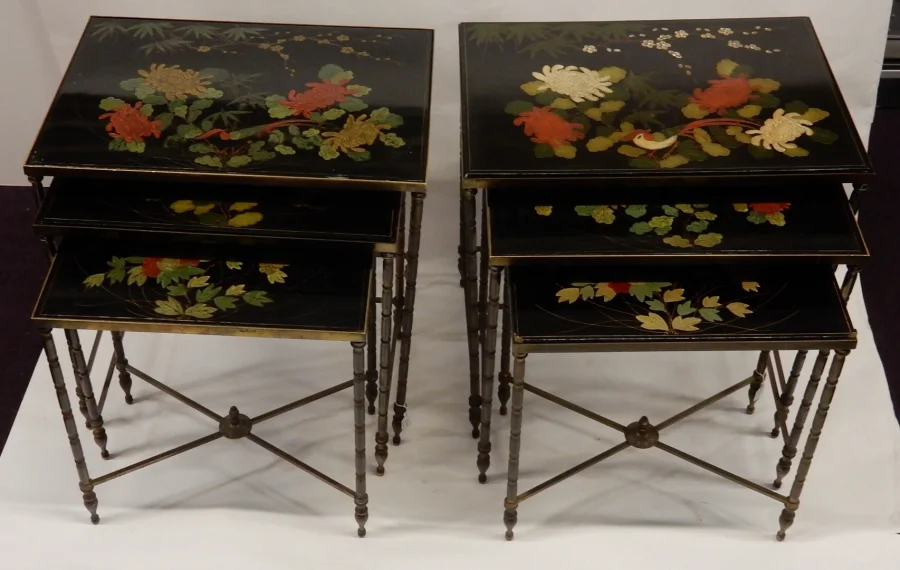 1970s Pair of Nesting Tables (Set of 3) in the Style of Maison Baguès, Bamboo Design in Gilded Bronze, Black Lacquered Chinese-Style Tops with Floral and Bird Decorations