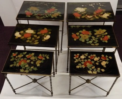1970s Pair of Nesting Tables (Set of 3) in the Style of Maison Baguès, Bamboo Design in Gilded Bronze, Black Lacquered Chinese-Style Tops with Floral and Bird Decorations