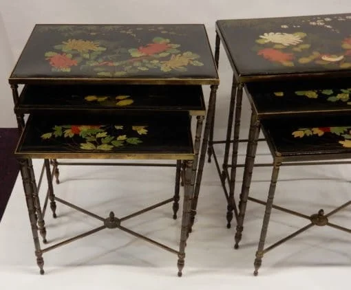 1970s Pair of Nesting Tables (Set of 3) in the Style of Maison Baguès, Bamboo Design in Gilded Bronze, Black Lacquered Chinese-Style Tops with Floral and Bird Decorations