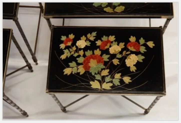 1970s Pair of Nesting Tables (Set of 3) in the Style of Maison Baguès, Bamboo Design in Gilded Bronze, Black Lacquered Chinese-Style Tops with Floral and Bird Decorations