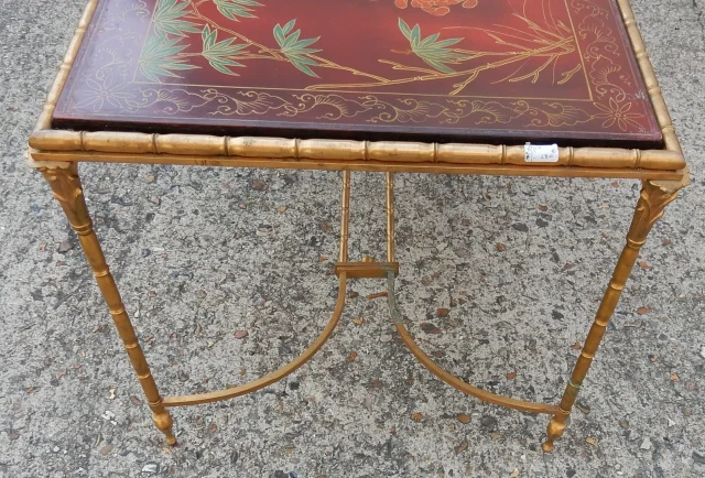 1950/70′ Décor Table Basse Bronze almier, Plateau Laque de Chine Rouge Style Maison Baguès