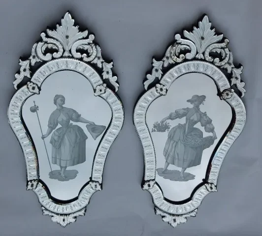 1920/40 Paire De Miroirs Aux Elégantes