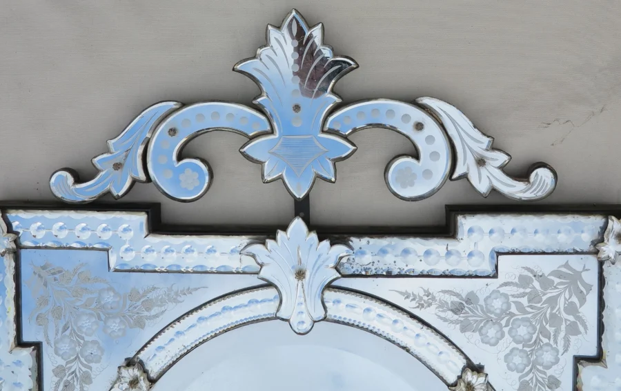 Miroir Venise aux Angles en Débord à Fronton Tain Mercure avec Fleurs Gravées et Supports de Pose