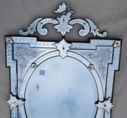 Miroir Venise aux Angles en Débord à Fronton Tain Mercure avec Fleurs Gravées et Supports de Pose