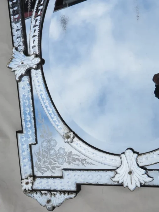 Miroir Venise aux Angles en Débord à Fronton Tain Mercure avec Fleurs Gravées et Supports de Pose