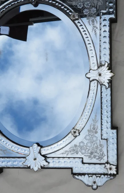 Miroir Venise aux Angles en Débord à Fronton Tain Mercure avec Fleurs Gravées et Supports de Pose