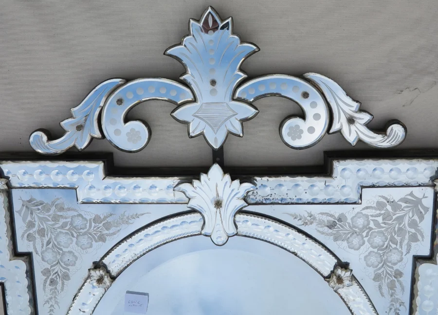 Miroir Venise aux Angles en Débord à Fronton Tain Mercure avec Fleurs Gravées et Supports de Pose