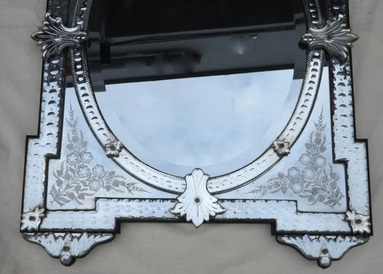 Miroir Venise aux Angles en Débord à Fronton Tain Mercure avec Fleurs Gravées et Supports de Pose