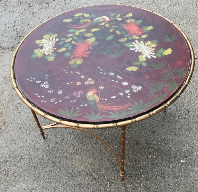 1950/70′ Round Bronze Coffee Table Palm Tree Decor, Red Chinese Lacquer Top Maison Baguès Style